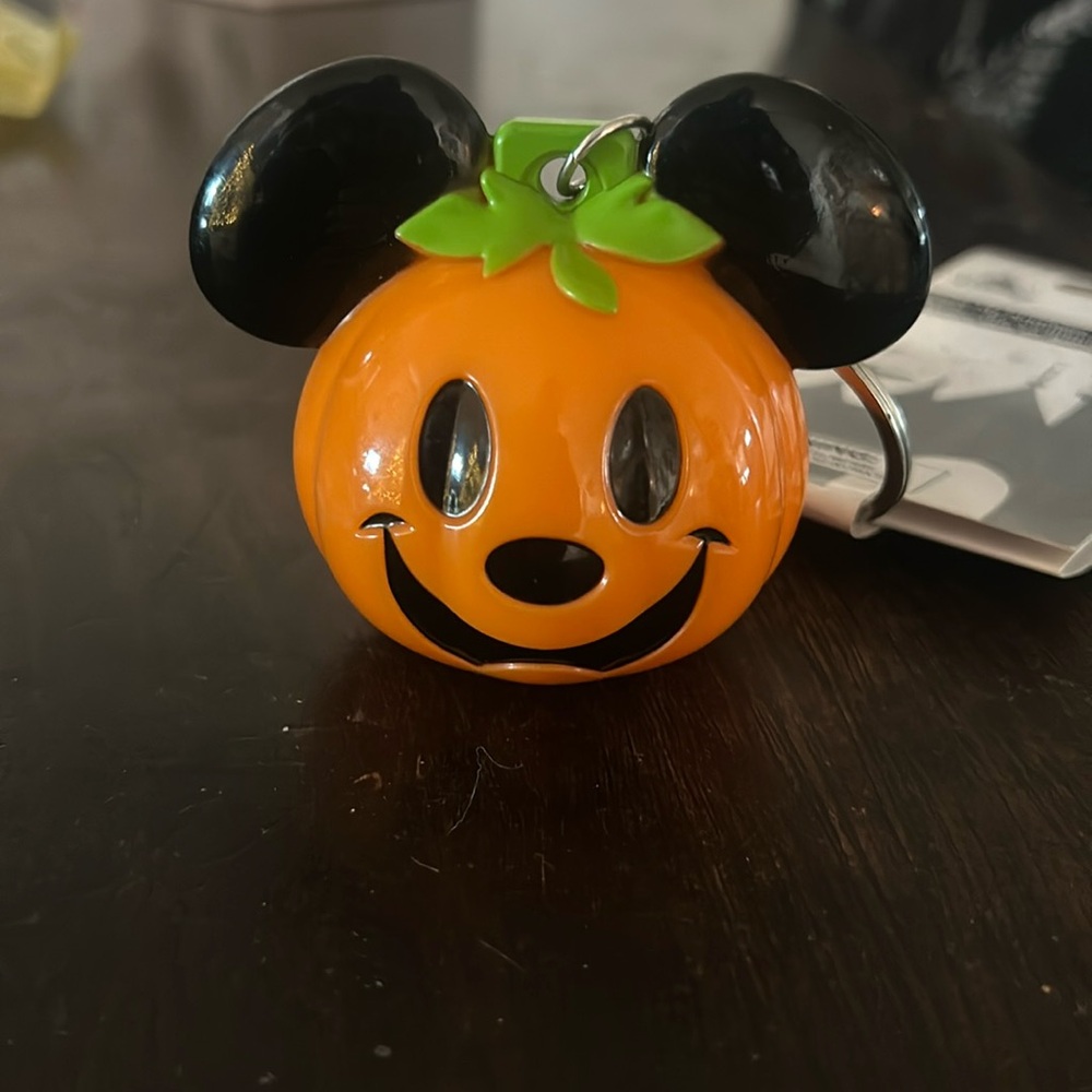 Disney Park Mickey Pumpkin lights up keychain brand new